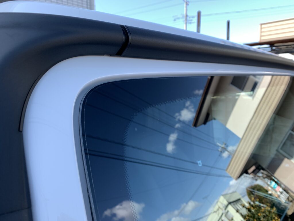ゲレンデのフロントガラス上部まで綺麗に仕上げたガラスプロテクション施工後