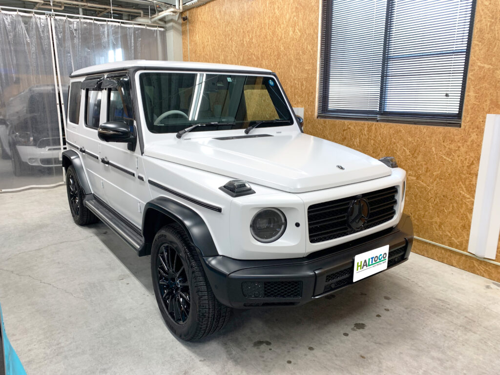 メルセデス・ベンツ G400d マグノヒーローエディションの入庫時の状態。マグノオパリスホワイトのボディにブラックアウトされたフェンダーやバンパーが組み合わされた純正仕様で、ルーフはボディ同色となっている。