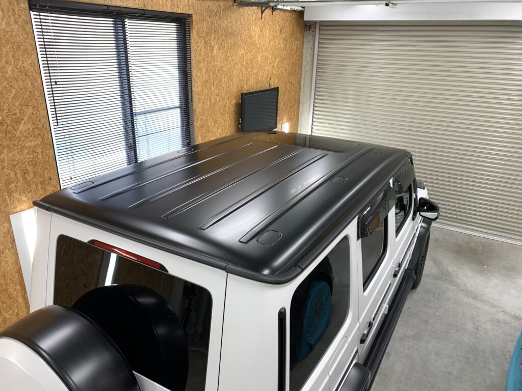G400d のサテンブラックルーフラッピング完成後のリア側からの写真。重厚感と高級感が大きく向上している。