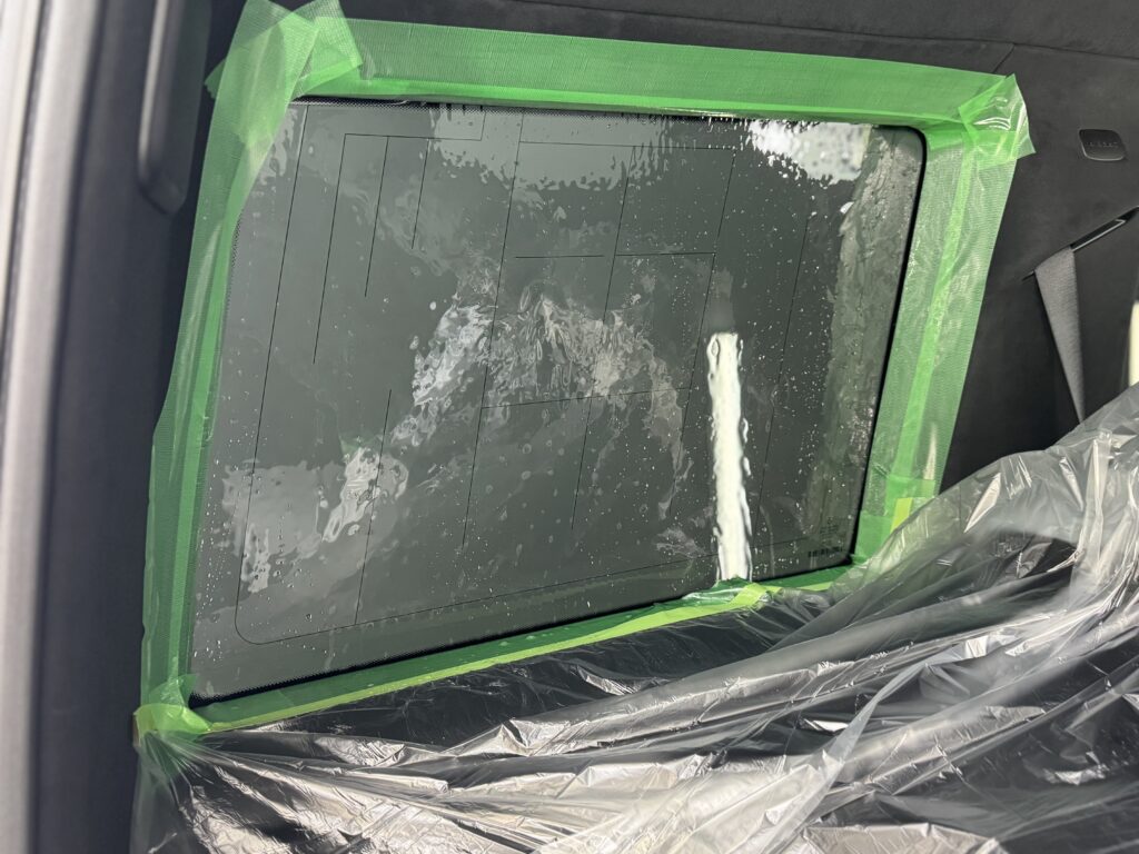Mercedes-Benz G450d クウォーターガラス スモークフィルム施工中