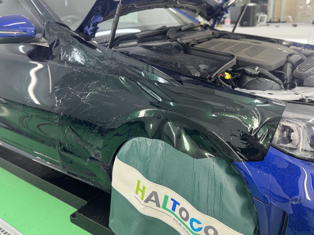 フェェンダー部分へカラープロテクションフィルムを施工中