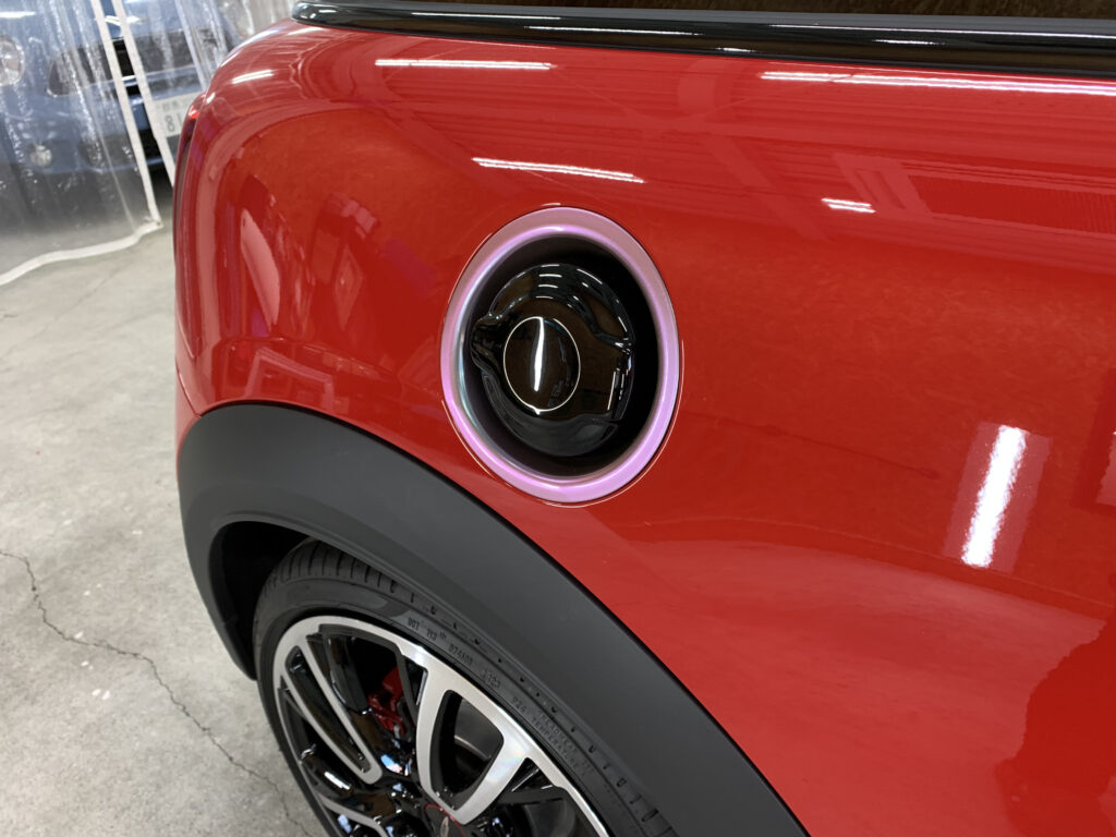 MINI F56 JCWのフューエルリッドリングへORACAL GRA315を使用したピンク系パートラッピング施工事例。赤いボディにワンポイントアクセントとしてリング部分をラッピングしたカスタム