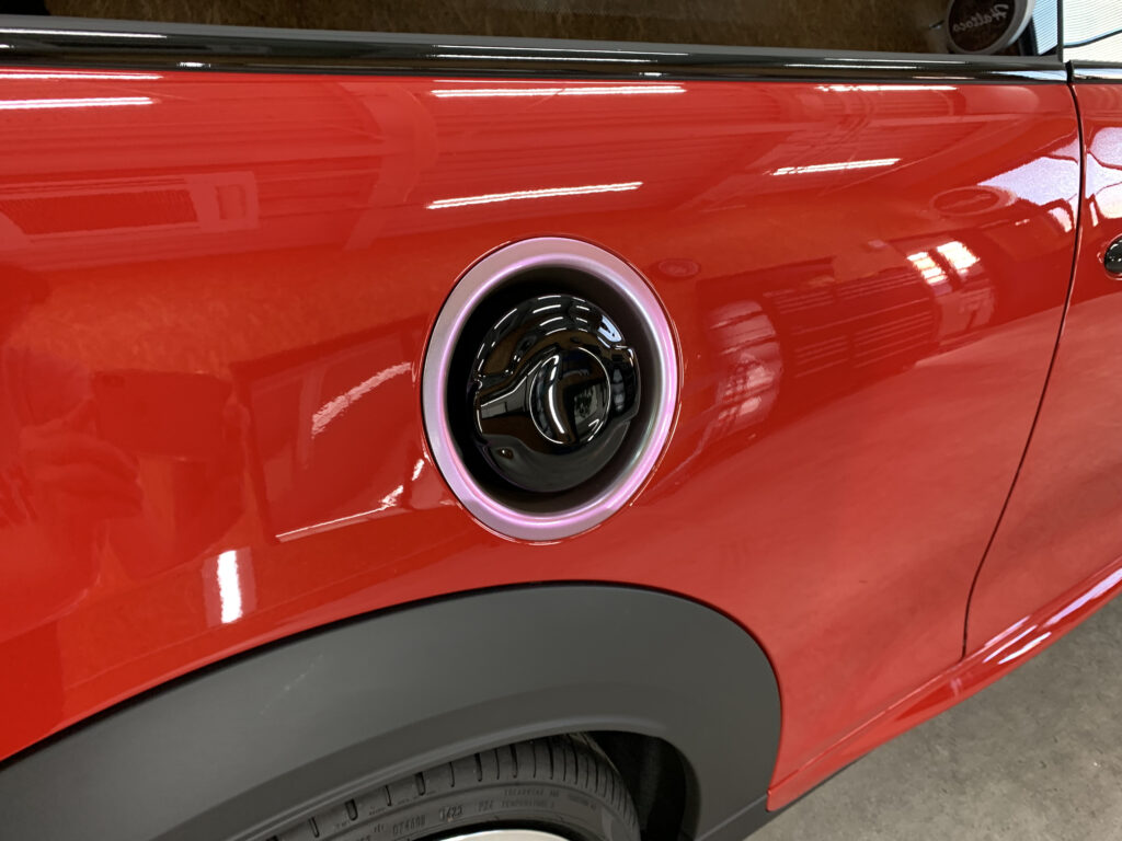 MINI F56 JCWのサイドから撮影したフューエルリッドリングのパートラッピング施工後写真。ブラックのフューエルキャップとピンクカラーリングの組み合わせが特徴的な仕上がり