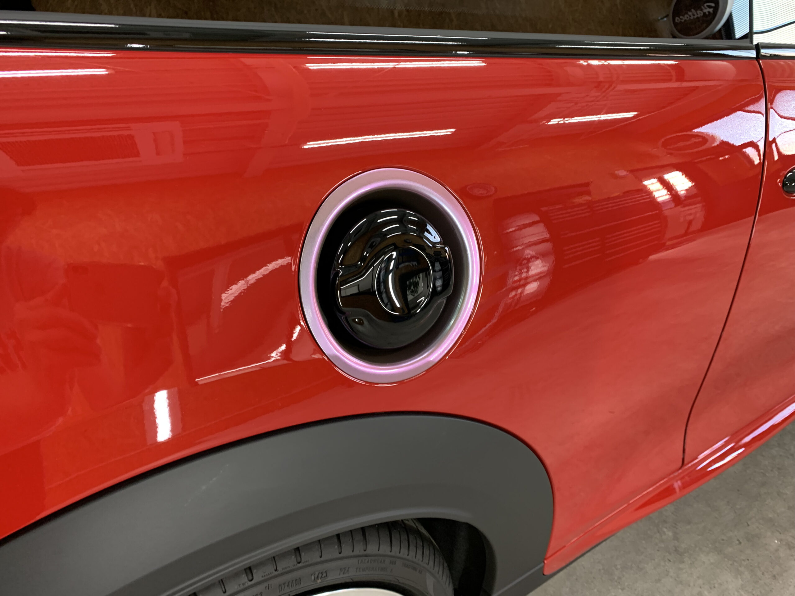 MINI F56 JCWのサイドから撮影したフューエルリッドリングのパートラッピング施工後写真。ブラックのフューエルキャップとピンクカラーリングの組み合わせが特徴的な仕上がり