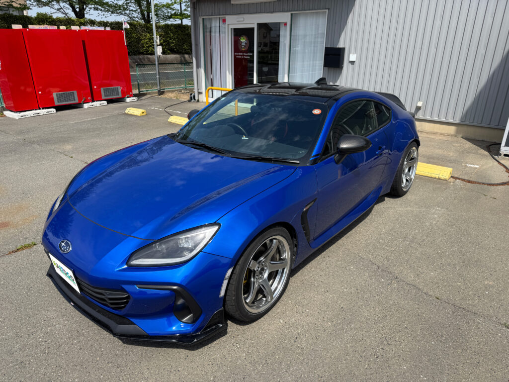 SUBARU BRZのルーフラッピング施工後の全体写真。3M GP272 ミッドナイトブルーを使用したブラック系ルーフとブルーボディの組み合わせがスポーティな印象を演出している