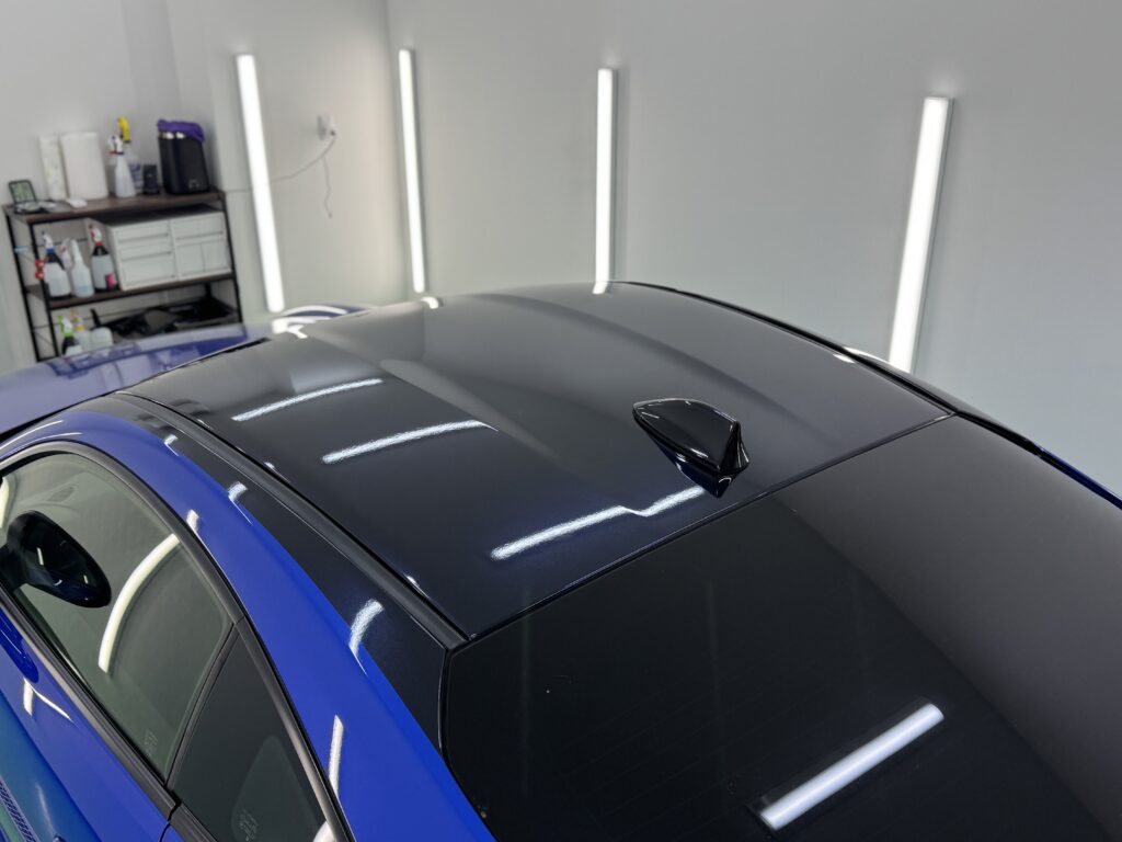 SUBARU BRZのルーフラッピング完成後の写真。ブラックルーフ化によりブルーボディとのコントラストが際立つ仕上がり。