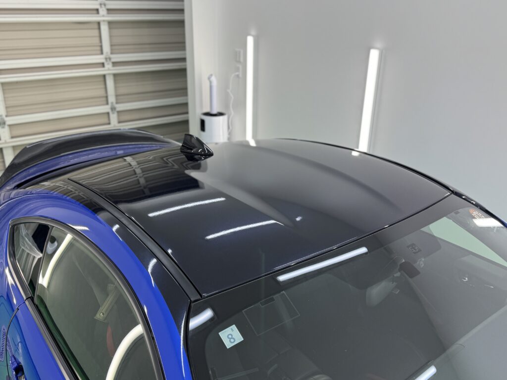 SUBARU BRZのルーフラッピング施工後を後方から撮影した写真。艶感のあるブラックルーフとシャークアンテナが一体感のある仕上がり