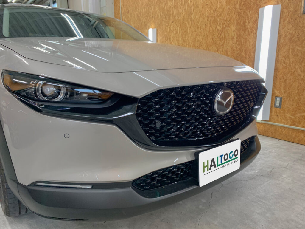 マツダCX-30のシグネチャーウィングをグロスブラックでラッピング施工した完成写真