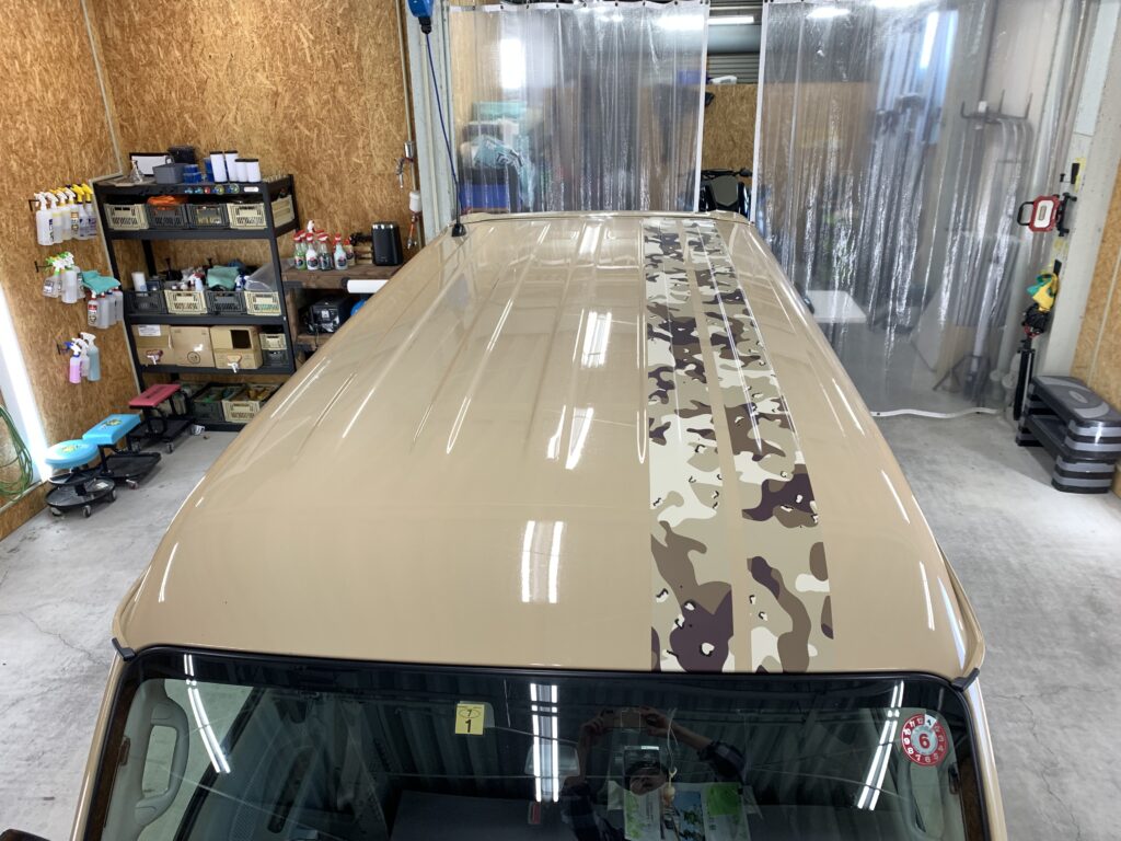 スズキ エブリィのルーフに施工したデザートカモ柄ストライプを上から見た様子