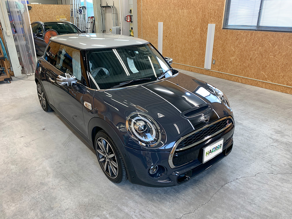 MINI Cooper Sのルーフラッピング施工事例。アイスグレイのルーフで純正風に仕上げたMINI F56。