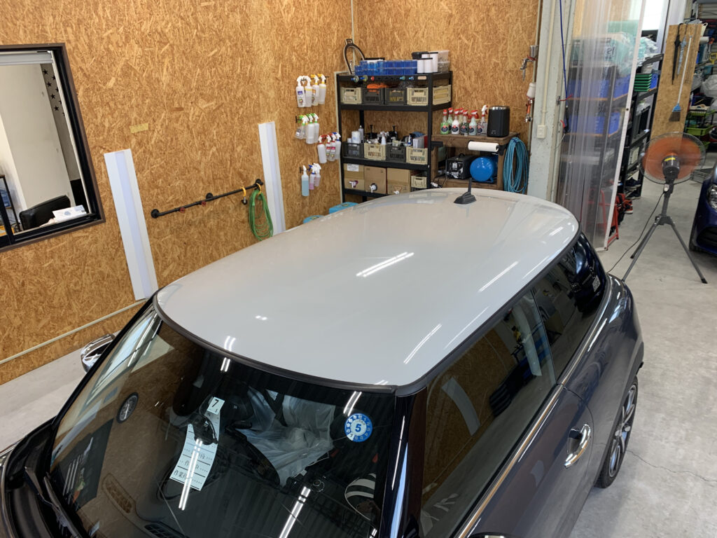 MINI Cooper Sにアイスグレイのルーフラッピングを施工した完成写真。グレーボディとの相性が際立つカスタム。
