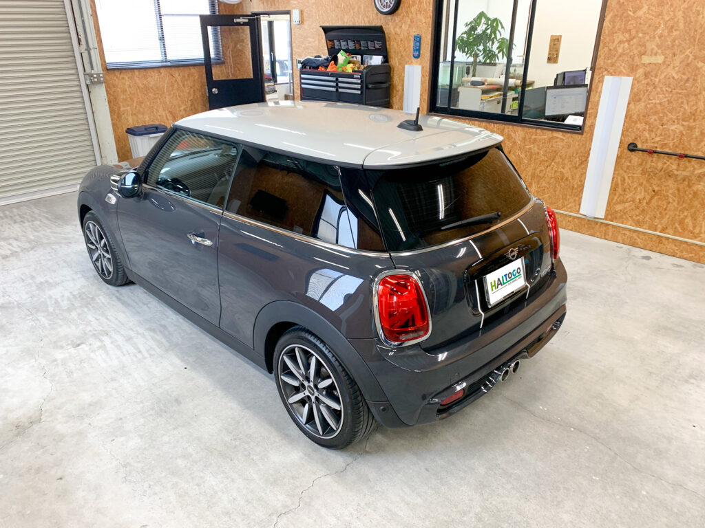 MINI Cooper Sのリアビュー。アイスグレイのルーフラッピングで上品なツートン仕様に仕上げた施工事例。