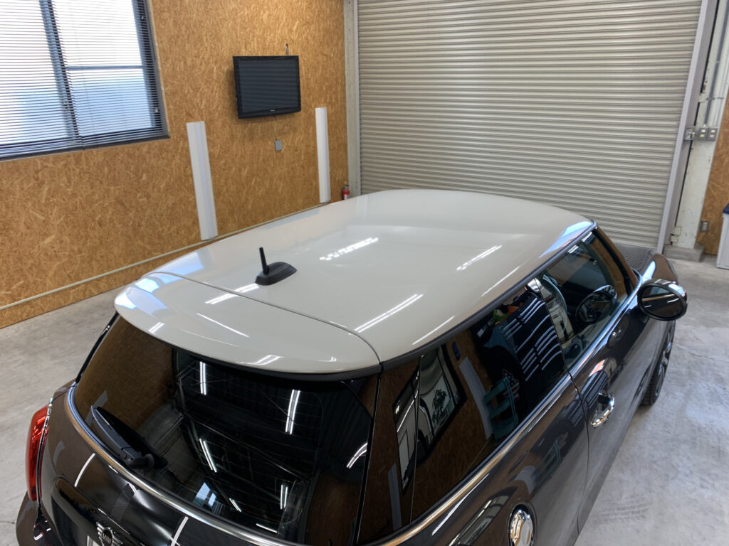 MINI Cooper Sのルーフラッピング完成写真。ORACAL 970-GRA724 アイスグレイを使用したカスタム施工。