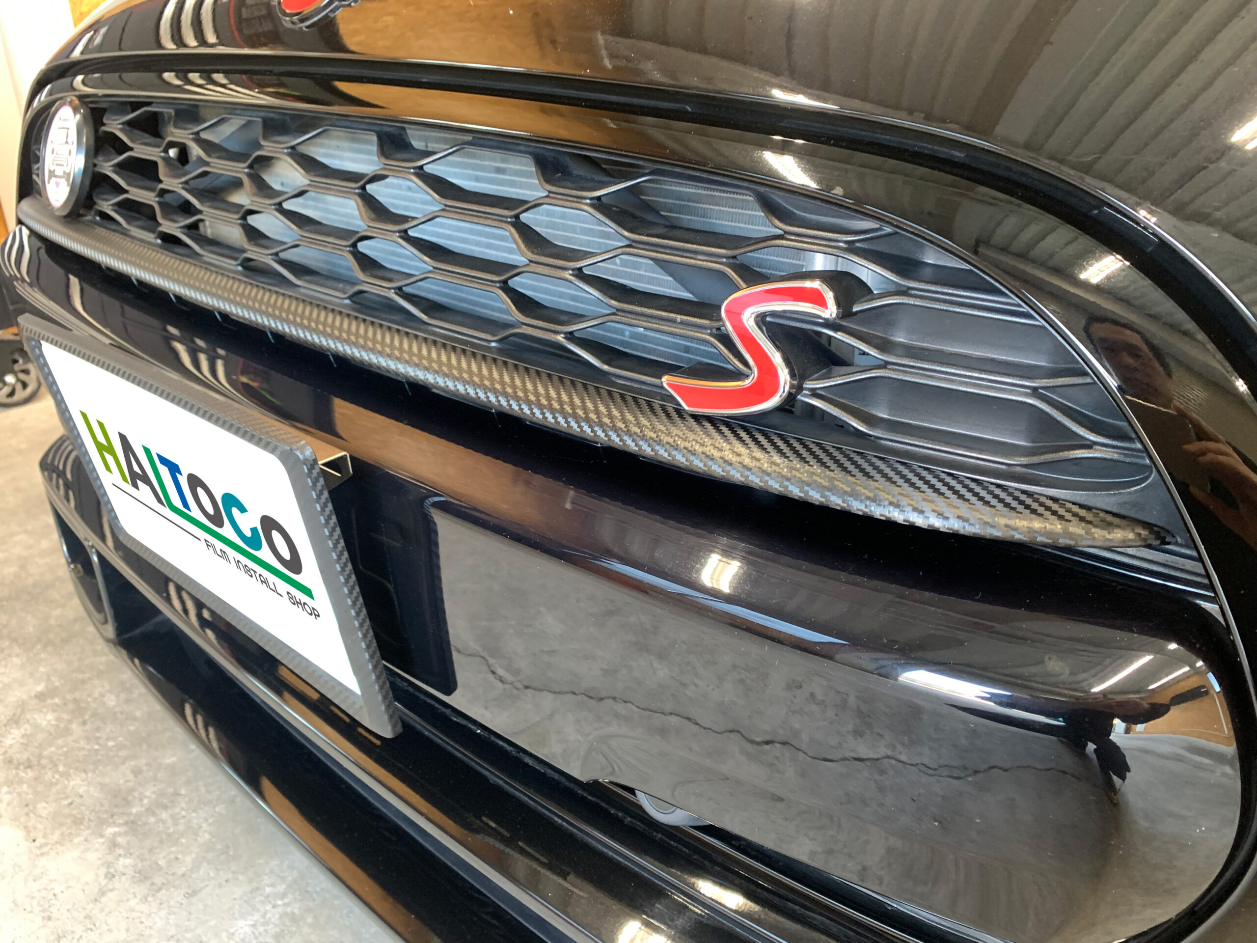 MINI COOPER Sのフロントグリルフィンへカーボン調ラッピングを施工。純正デザインを活かしながら、スポーティーな印象へカスタムした施工事例。