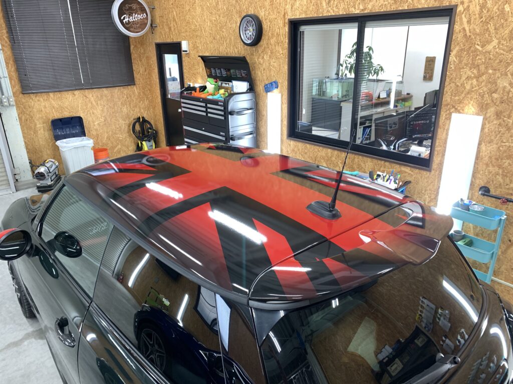 MINI F56 JCWへ施工したCABANA風ユニオンジャックデザインのルーフラッピング完成写真。ルーフからリアスポイラーまでデザインをつなげることで、スポーティーかつ存在感のある仕上がりになっている。