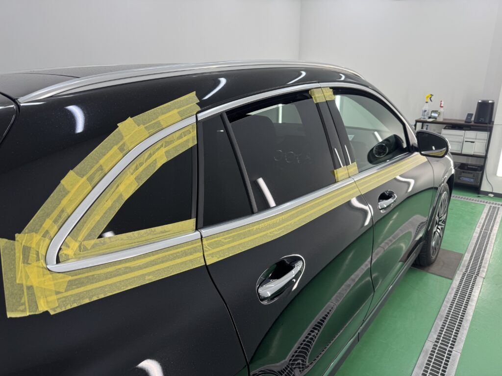 Mercedes-Benz GLAのモールラッピング施工前全体写真