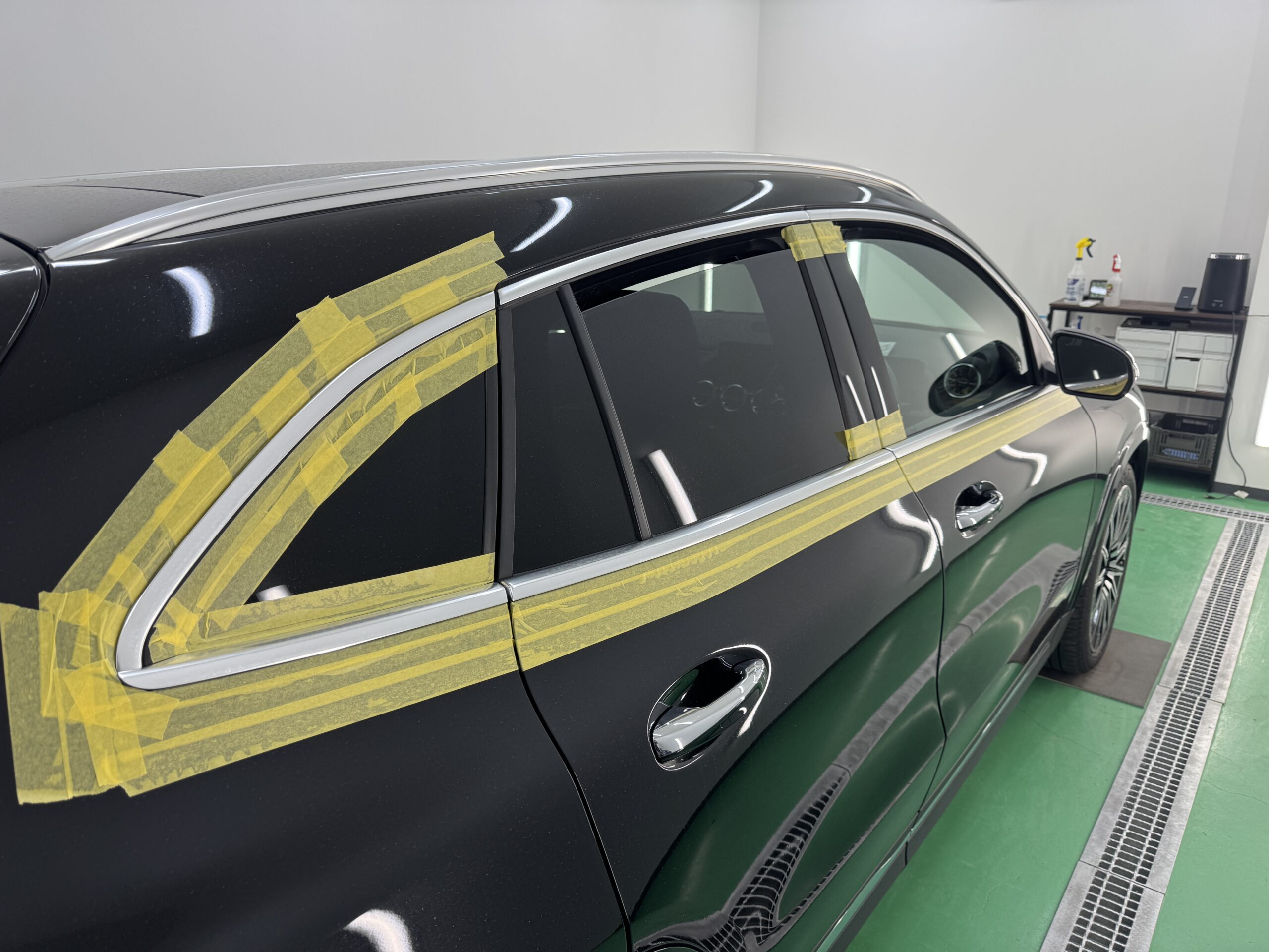 Mercedes-Benz GLAのモールラッピング施工前全体写真