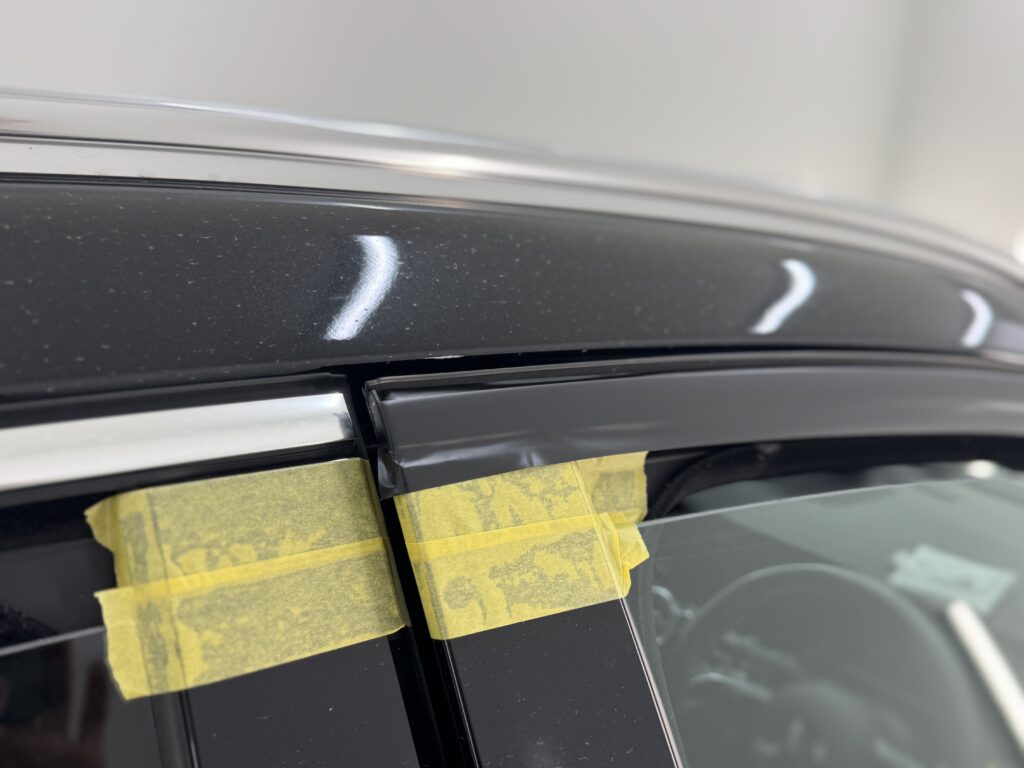 Mercedes-Benz GLAのモールラッピング施工中の近接写真