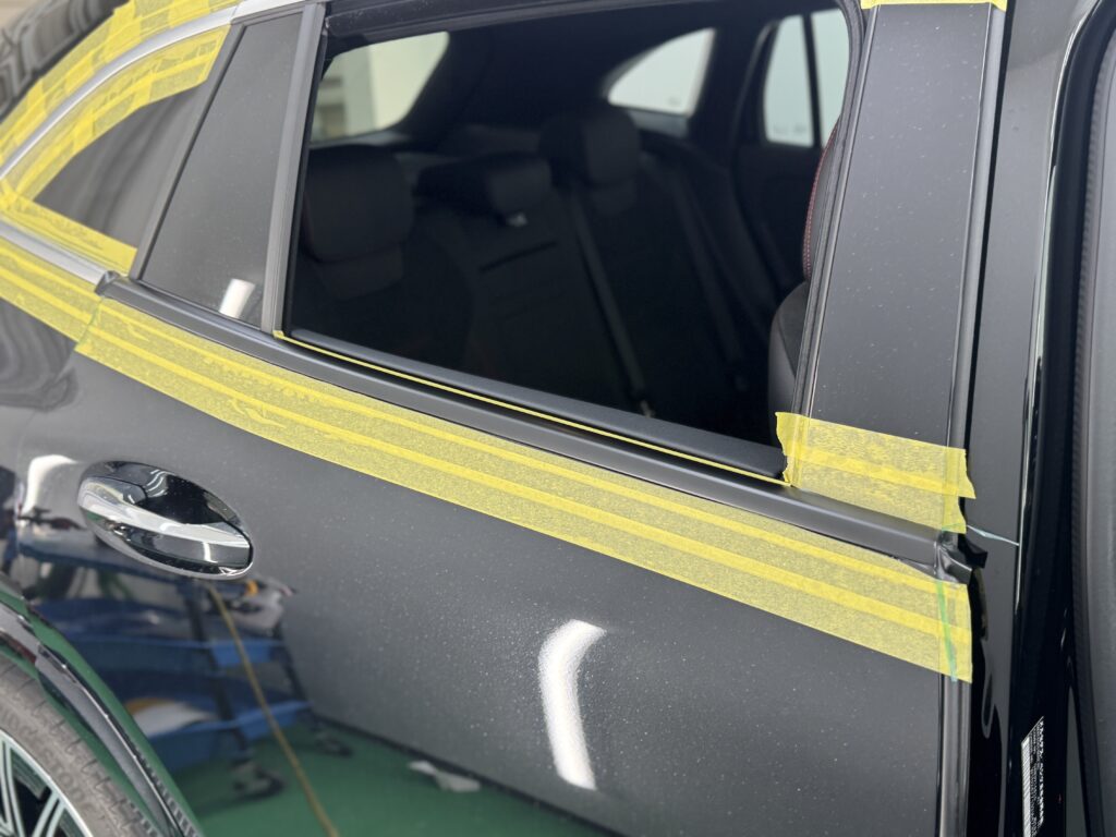 Mercedes-Benz GLAのドアモール施工中の様子