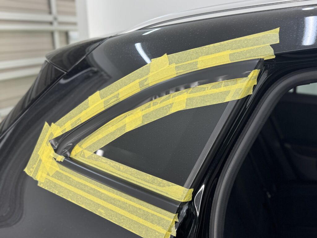 Mercedes-Benz GLAのリアクォーターモール施工中の様子