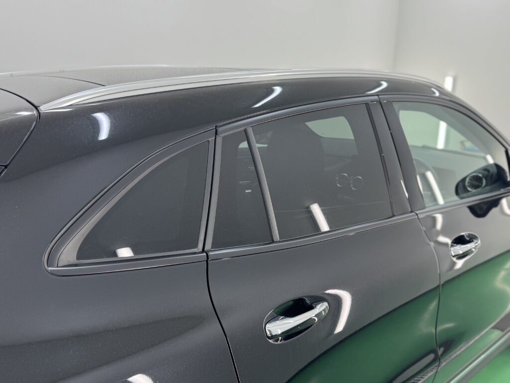モールラッピング施工後のMercedes-Benz GLAリア側完成写真