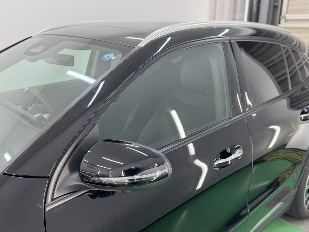 モールラッピング施工後のMercedes-Benz GLAフロント側完成写真