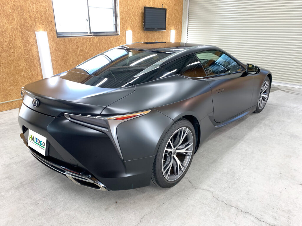 レクサスLC500hのリアビュー完成写真。3Mサテンブラックによるフルラッピングでスポーティかつ高級感ある印象に仕上がった一台