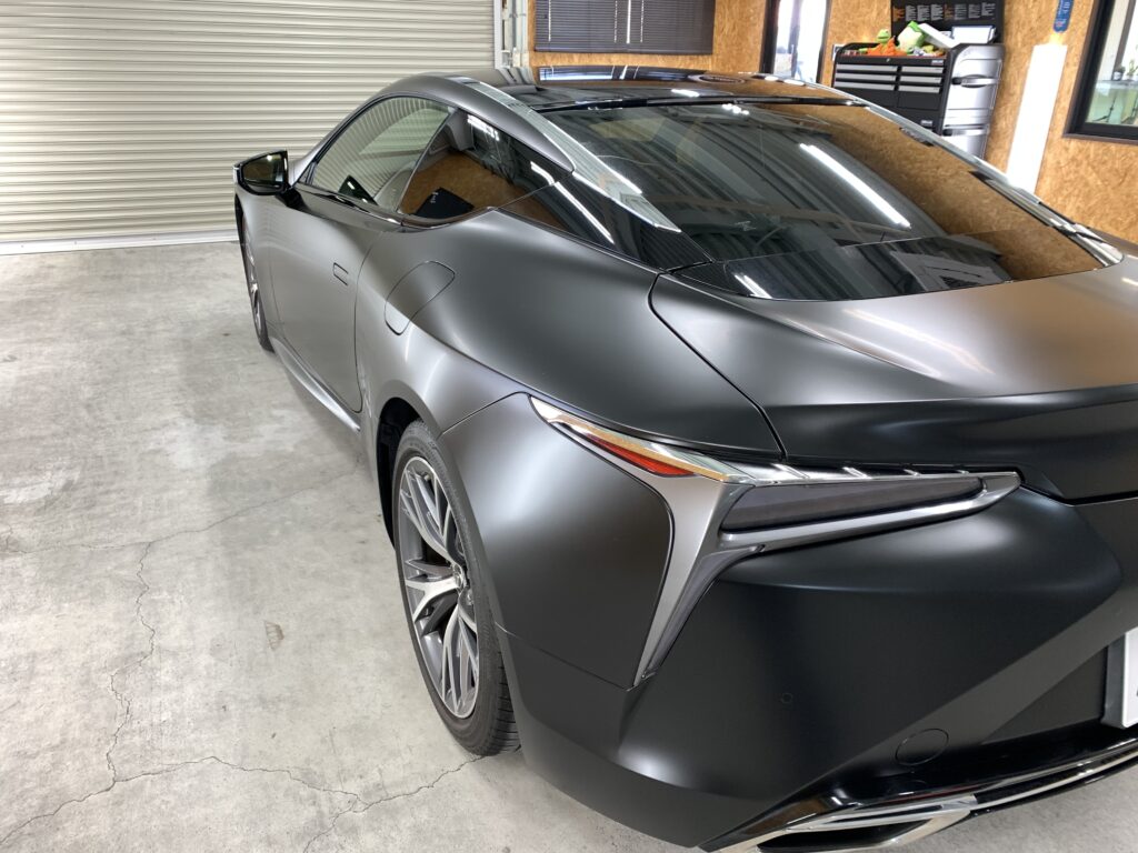 レクサスLC500hのリアフェンダー周り完成写真。3Mサテンブラックの落ち着いた艶感がボディラインを美しく演出。