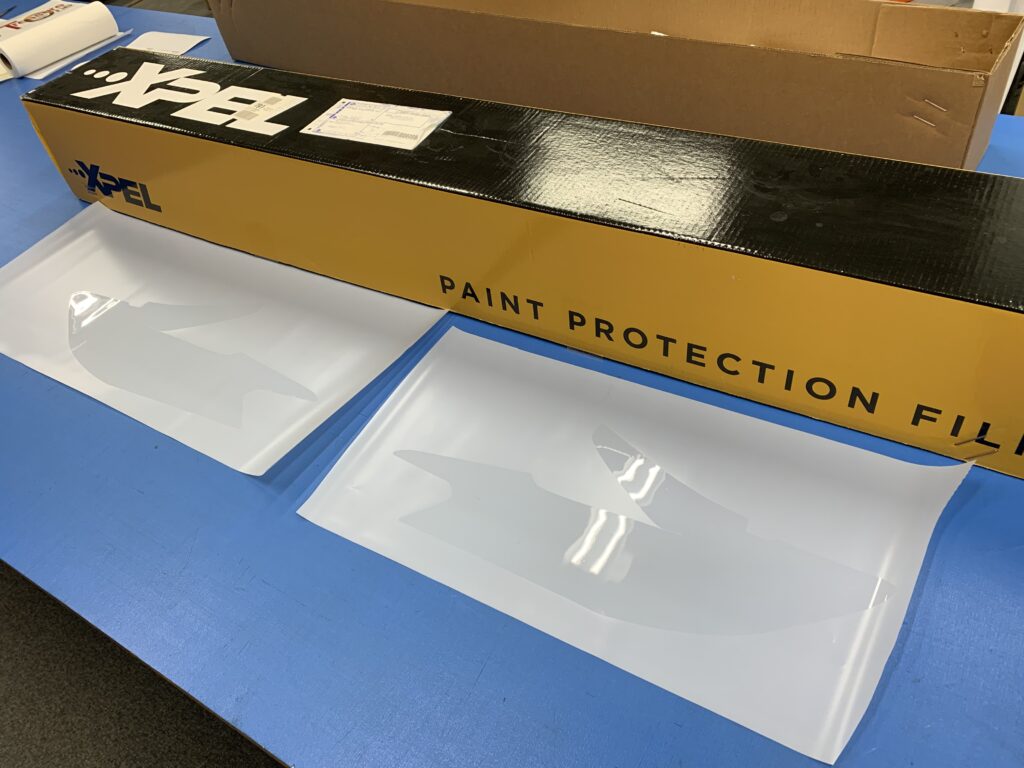 XPEL製ヘッドライトプロテクションフィルムをレヴォーグ用にプレカットした施工前の様子。透明度の高いPPFを使用している。
