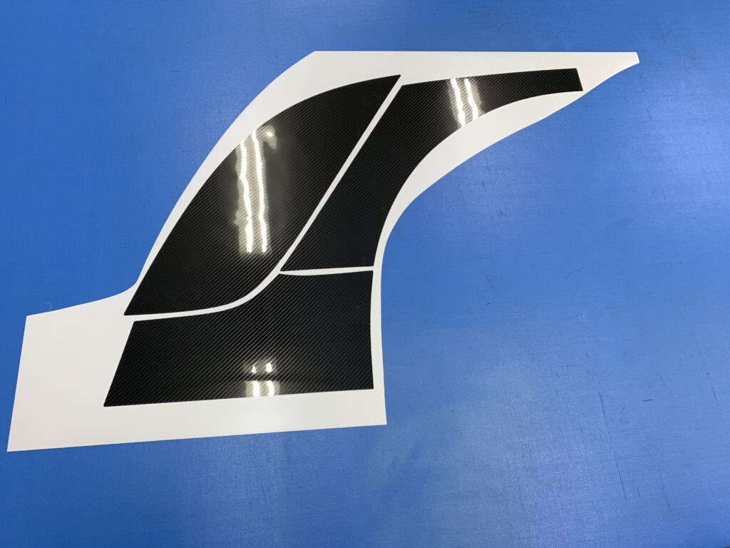 オリジナルデザインで製作したルノー メガーヌ用ストーンガードのプレカットフィルム。STEKグロスカーボンPPFを使用し、施工前の状態を撮影。
