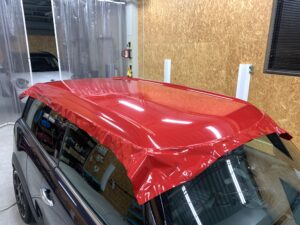 MINI R55クラブマンのルーフにレッドのラッピングフィルムを施工している途中の様子