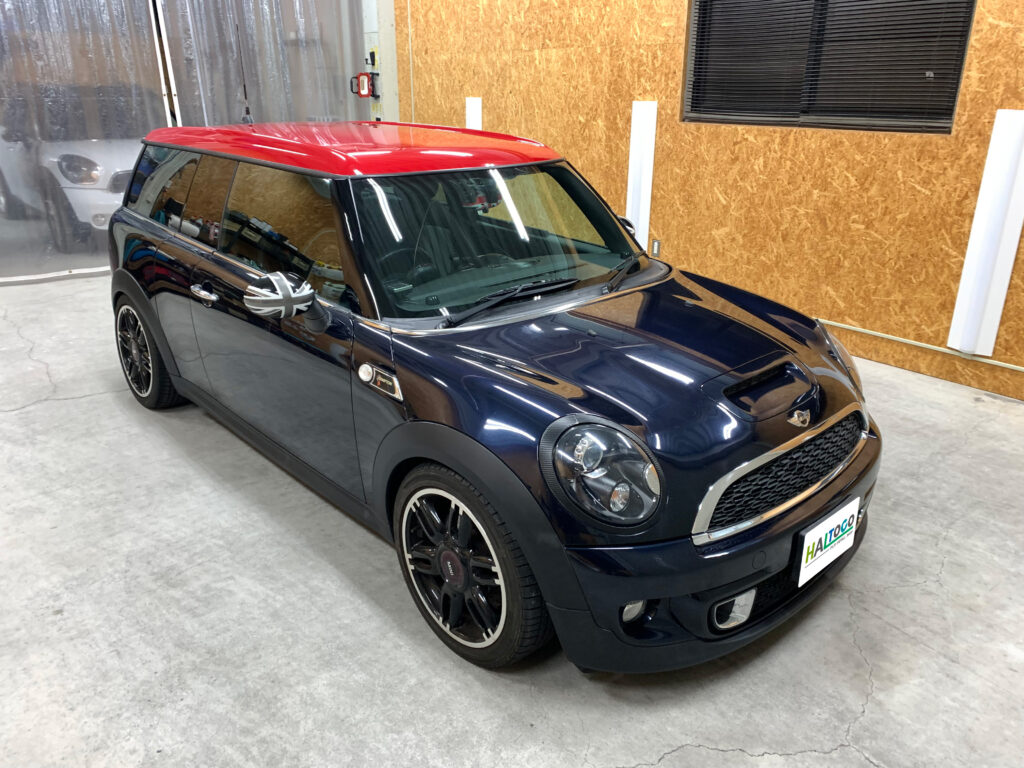 MINI R55クラブマンのルーフラッピング完成写真｜ネイビーボディに艶感のあるレッドルーフを施工した仕上がり