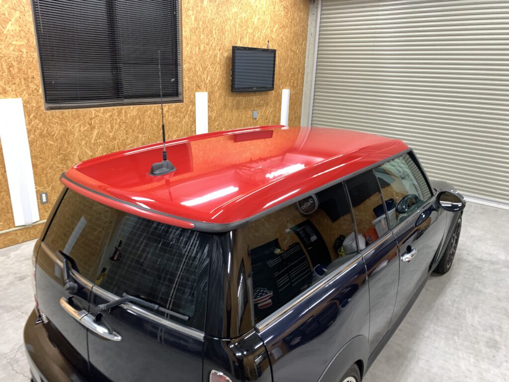 MINI R55クラブマンのレッドルーフラッピング完成写真｜後方から見た施工後イメージ