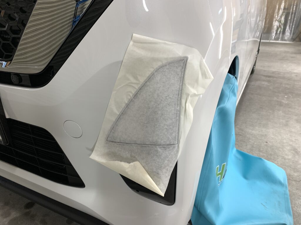 ルークスのウインカー部分を型取りしている様子