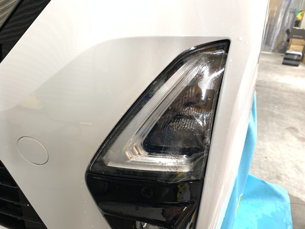 ルークスのウインカー部分プロテクション施工中