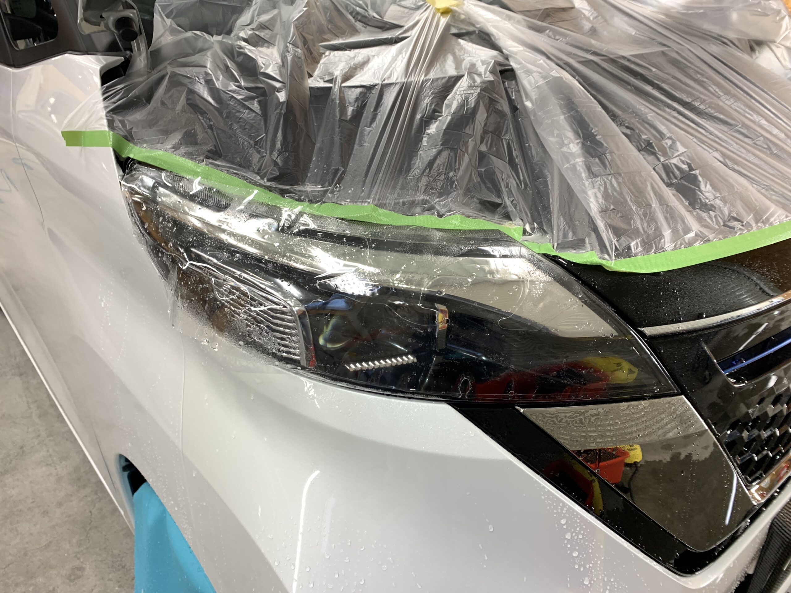 ルークスのヘッドライトプロテクション施工中