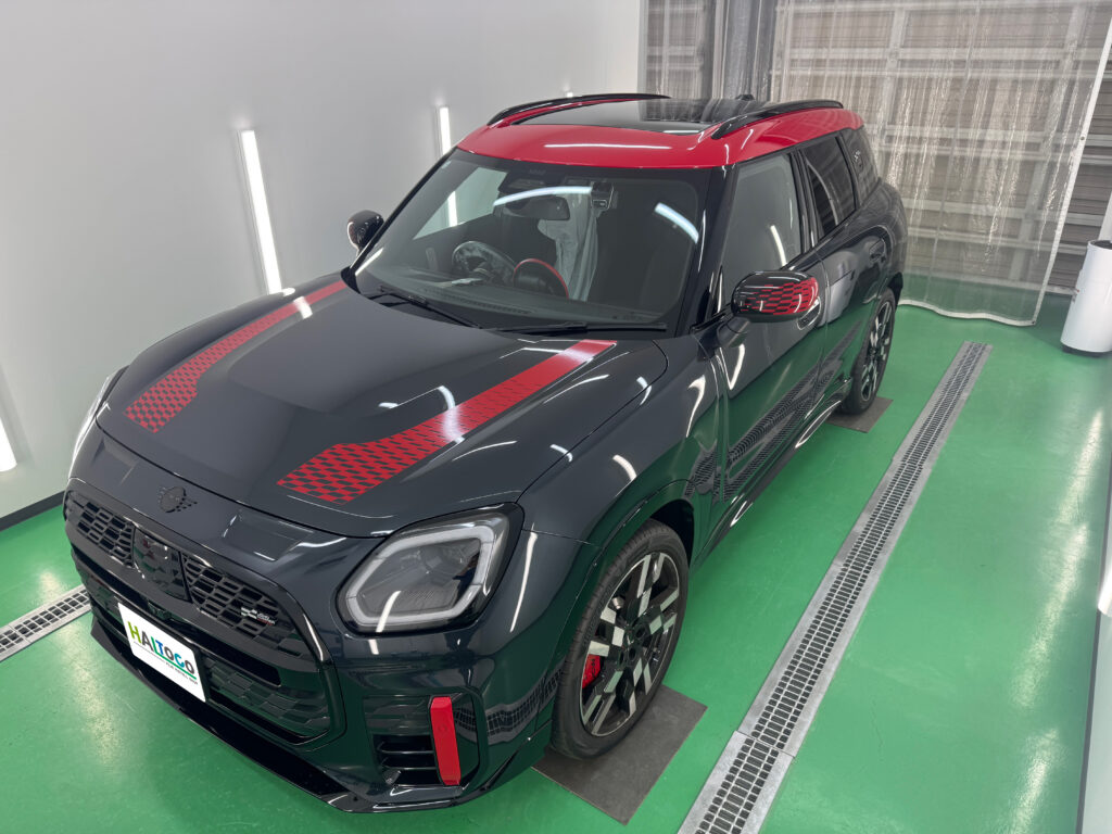 MINI カントリーマン JCWのルーフをオラカル チリレッドでラッピング施工した完成写真。ブラックボディにレッドルーフが映えるカスタム。