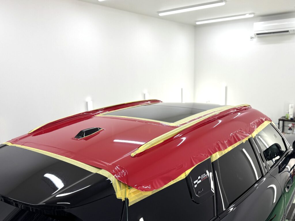 MINI カントリーマン JCWのルーフへオラカル チリレッドを施工している途中工程。サンルーフ周辺を丁寧に施工中。