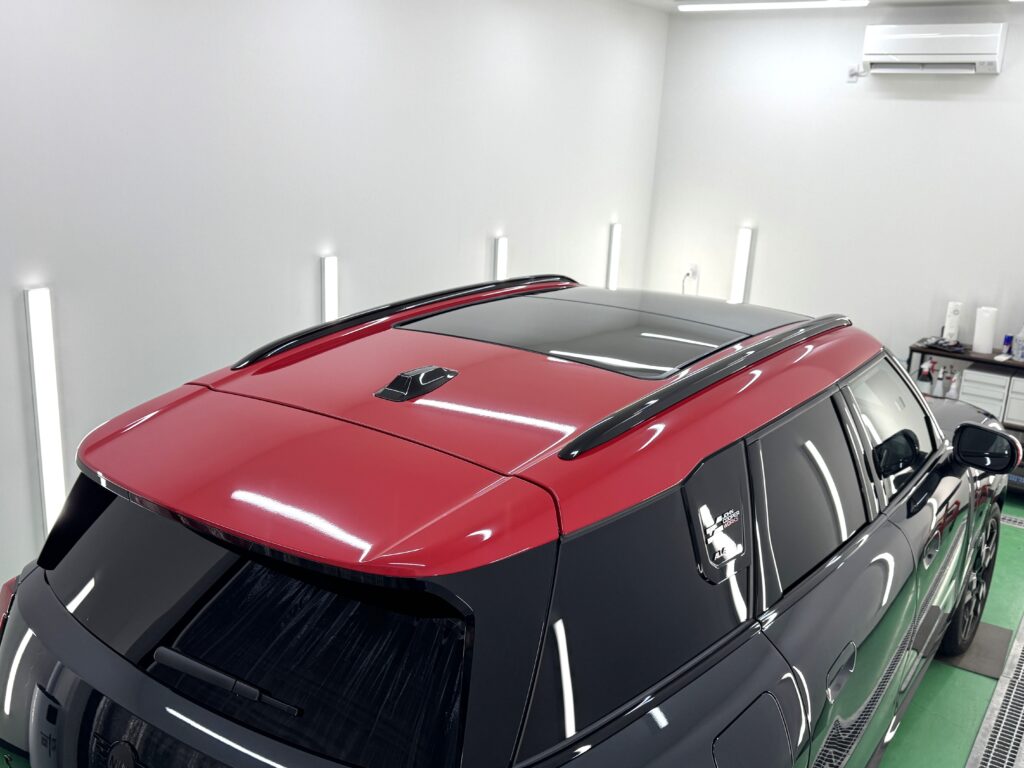 MINI カントリーマン JCWのルーフラッピング完成写真。オラカル チリレッドで鮮やかなレッドルー