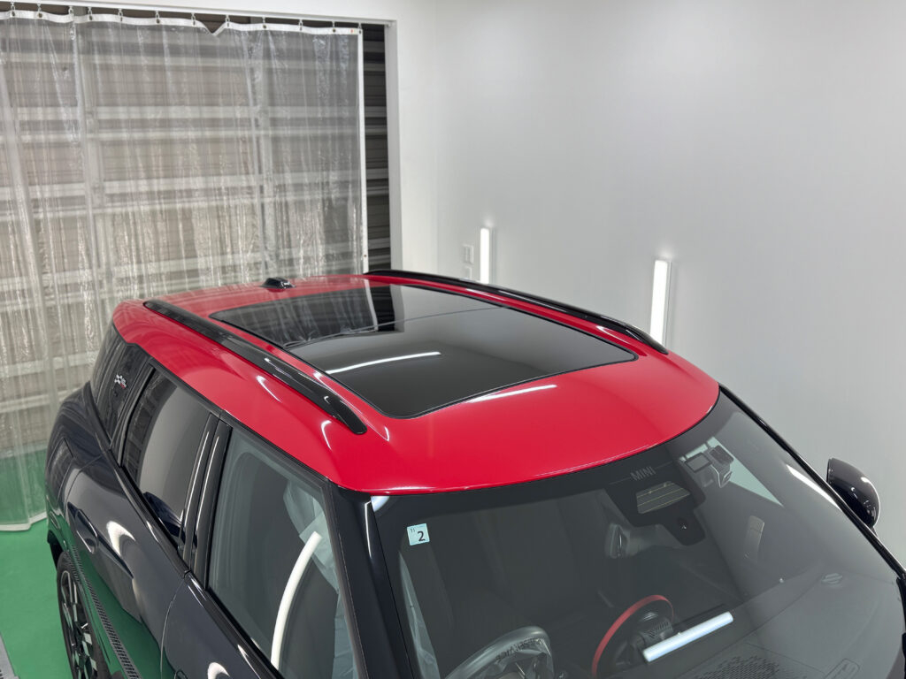 MINI カントリーマン JCWのルーフをオラカル チリレッドでラッピングした完成写真。ブラックボディとのツートン仕様。