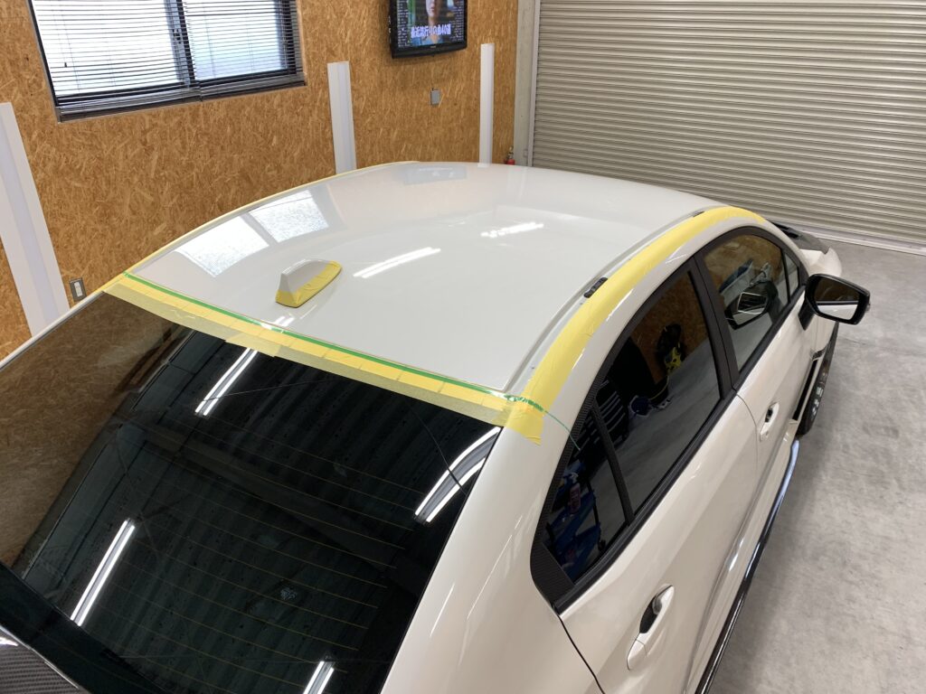 ラッピング施工前のスバルWRXルーフ。ルーフモール周辺をマスキングし、アンテナ部分も養生された状態で、これからTECKWRAP RCF03によるルーフラッピングを行う準備工程。