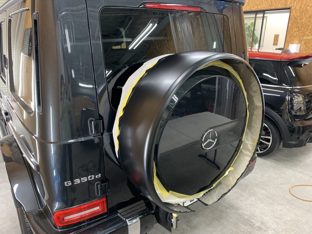 メルセデスベンツG350d スペアタイヤカバーリングをサテンブラックで施工中