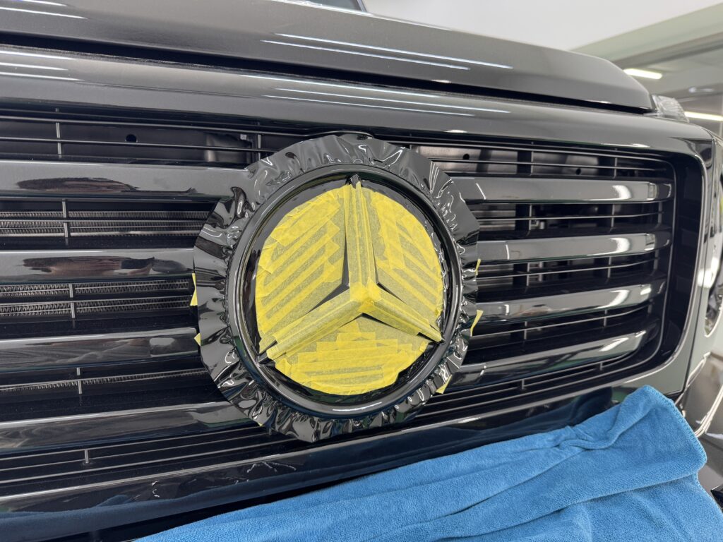 メルセデス・ベンツ G450d ベンツマーク 外周リング 分割ラッピング施工中