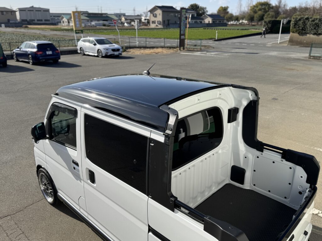 アトレー デッキバンの荷台側から見たブラックルーフラッピング完成