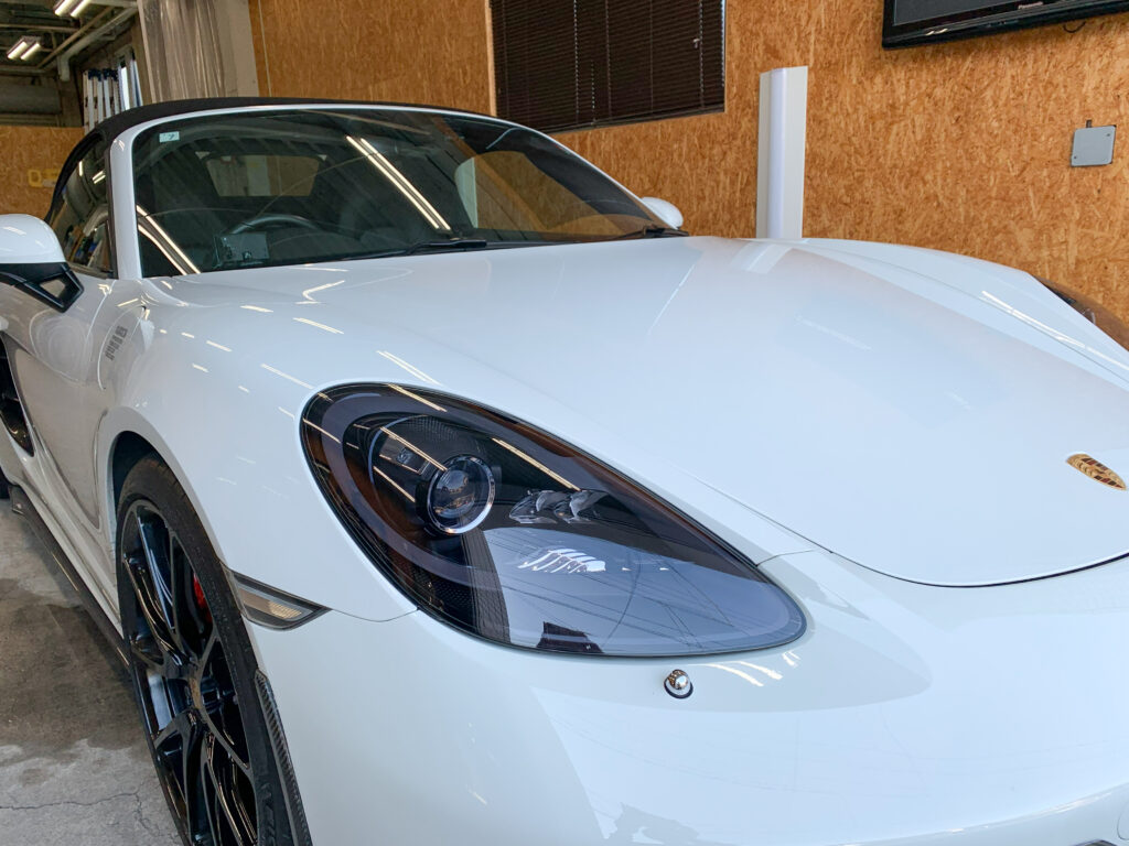 ブラックヴァイオレット施工後のポルシェ718ボクスター ヘッドライトクローズアップ