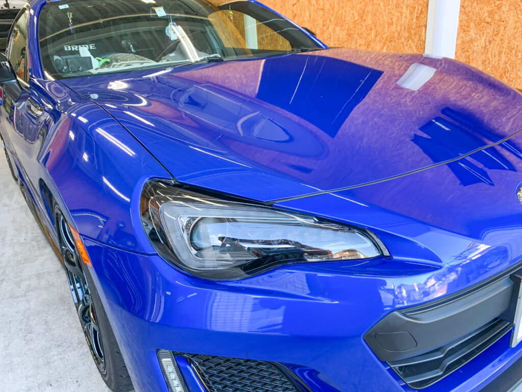 ヘッドライトプロテクション施工が完了したスバルBRZのフロントビュー