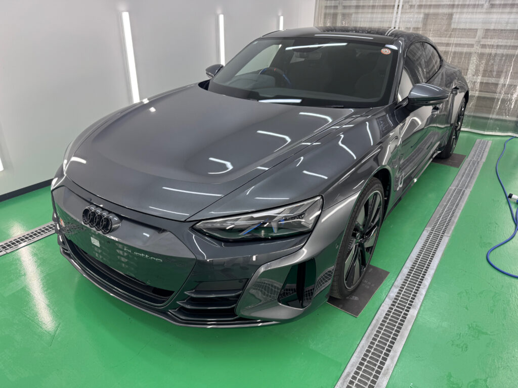 quattroエンブレム周辺までPPFを施工したフロントグリルのディテール