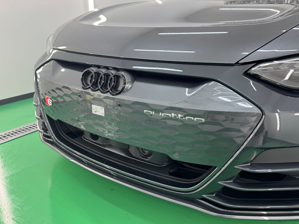 Audi e-tron GTのフロントグリルPPF施工後の正面から見た仕上がり