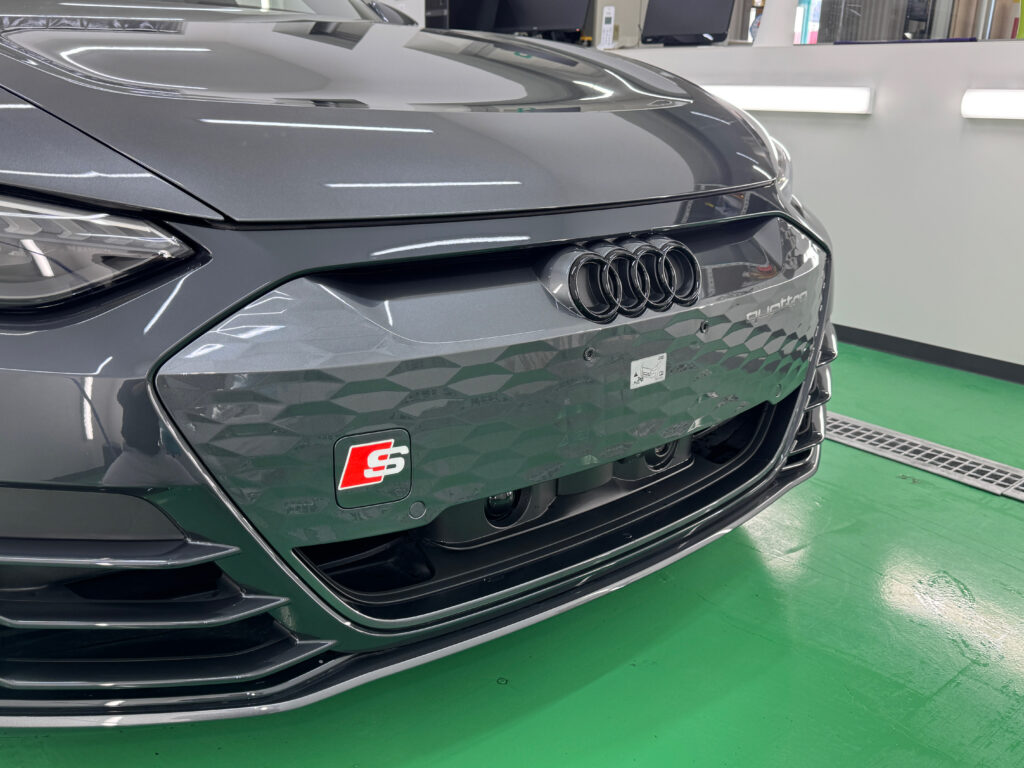 Audi e-tron GTのフロントグリルPPF施工後の斜め前から見た完成写真