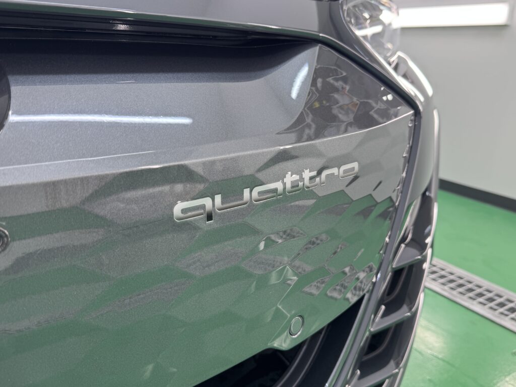 quattroエンブレム周辺までPPFを施工したフロントグリルのディテール